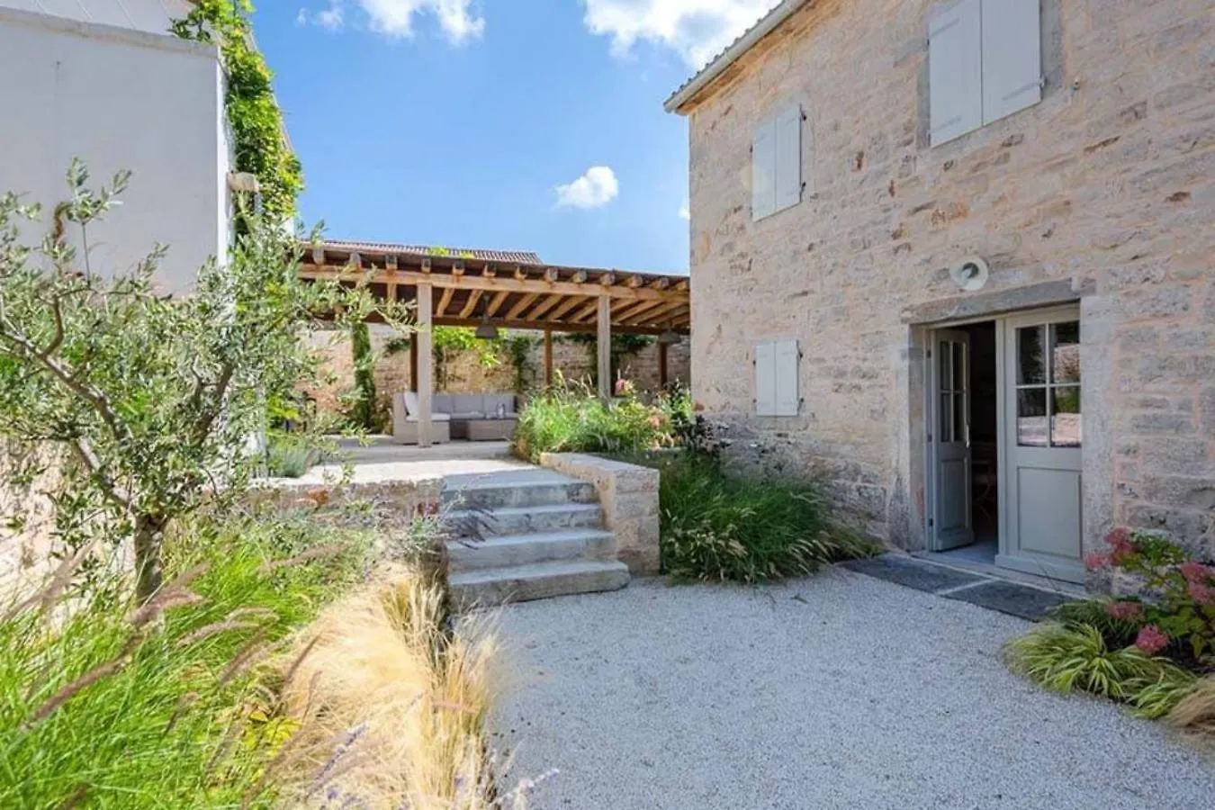 Villa Charlotte For 14 Persons With 73M2 Pool In Central Istria - Daily Housekeeping & Breakfast Service